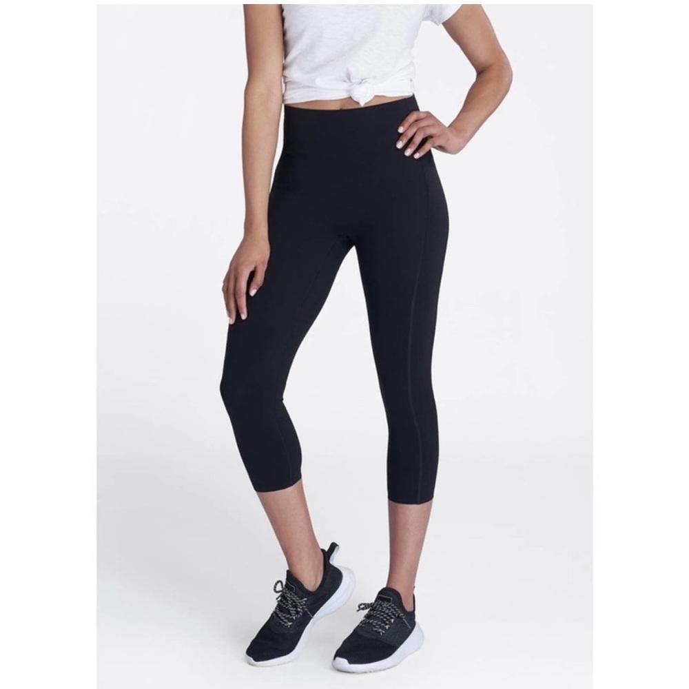 • Spanx • Women’s Essential Cropped legging
- Black medium